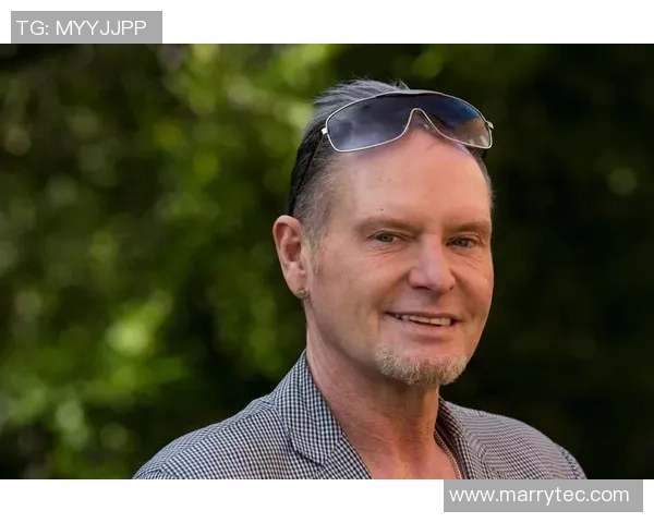 足球巨星携手中国佳人共谱爱情篇章引发热议 足球巨星携手中国佳人共谱爱情篇章引发热议