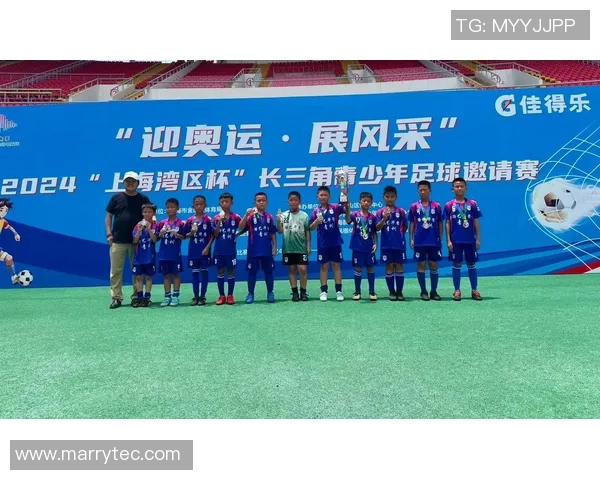 足球明星齐聚上海展开友谊赛引发球迷热烈期待与欢呼 足球明星齐聚上海展开友谊赛引发球迷热烈期待与欢呼