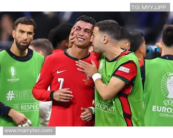 描绘足球巨星C罗的艺术之旅与激情瞬间