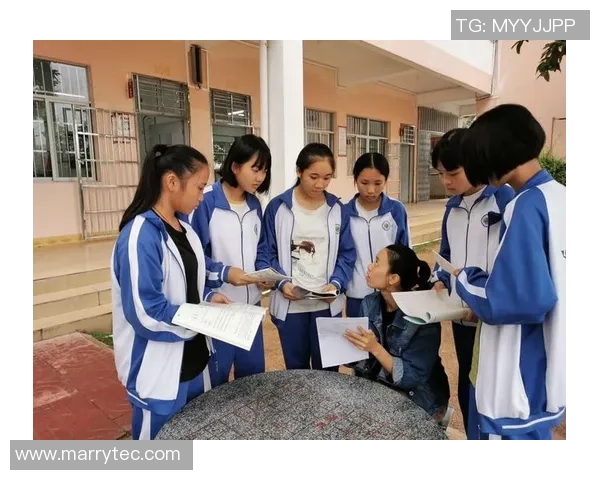 足球巨星与乡村女孩的浪漫爱情故事在绿茵场外绽放的温暖与感动